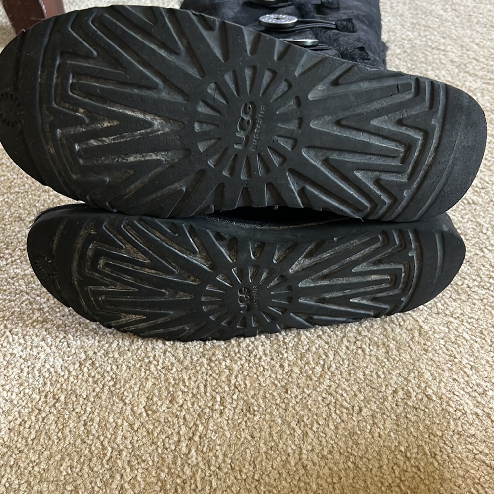 UGG Australia, black triple button Bailey boots - Picture 5 of 5